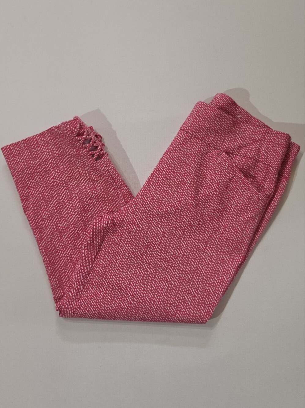 Chicos Perfect Stretch Capri Pants Womens 1 Pink White Dash Print Side Slit Hem